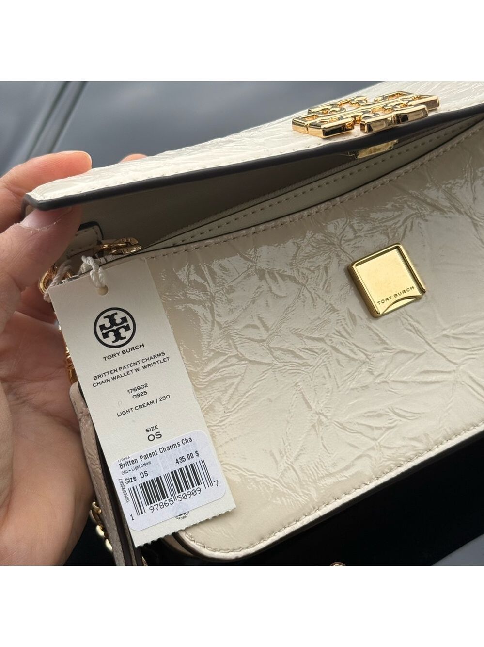 New tory burch BRITTEN PATENT CHARMS CHAIN WALLET W. WRISTLETin light cream - Picture 6 of 9